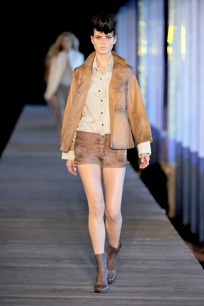 Look 15